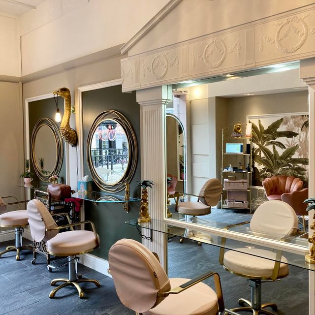 Hair Salon Beau Amis With Mirrors and Chairs